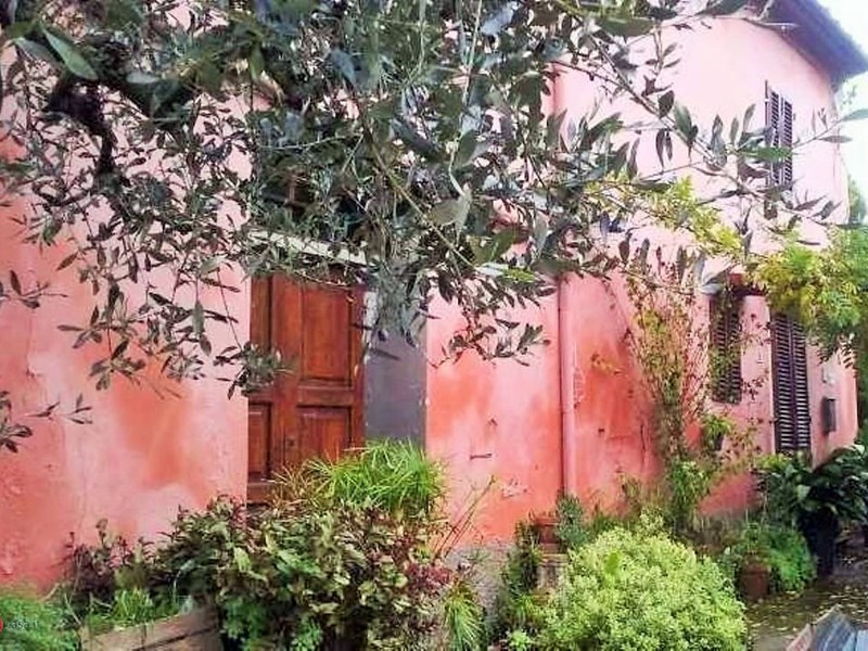 Casale in Vendita a Serravalle Pistoiese, zona Cantagrillo / Baco, 300'000€, 400 m²