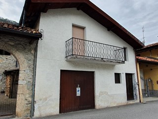 Casa di corte in Vendita a Ardesio, zona Via Carpignolo, 7, 34'900€, 190 m²