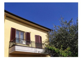 Trilocale in Vendita a Civitella in Val di Chiana, zona Loc. TEGOLETO, 110'000€, 80 m², con Box