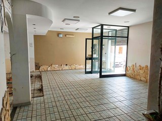 Immobile commerciale in Affitto a Quartu Sant'Elena, zona via Cagliari, 900€, 90 m²