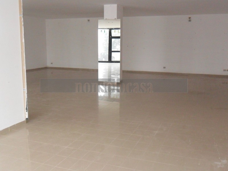 Immobile commerciale in Affitto a Bastia Umbra, 1'000&euro;, 160 m²