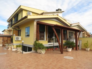 Villa bifamiliare in Vendita a Ladispoli, zona Miami, 289'000€, 160 m²