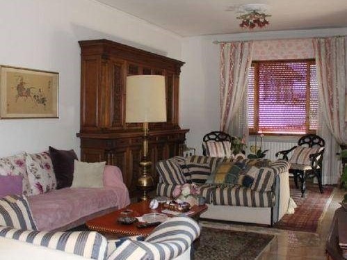 Appartamento in Vendita a Vinci, zona Sovigliana, 350'000€, 170 m², con Box