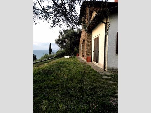 Casa Indipendente in Vendita a Ameglia, 203 m²