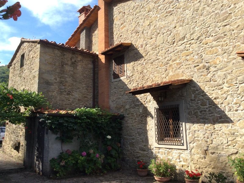 Casale in Vendita a Londa, zona Caiano, 650'000€, 350 m²