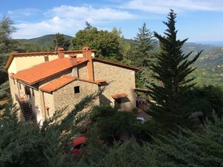 Casale in Vendita a Londa, zona Caiano, 650'000€, 350 m²