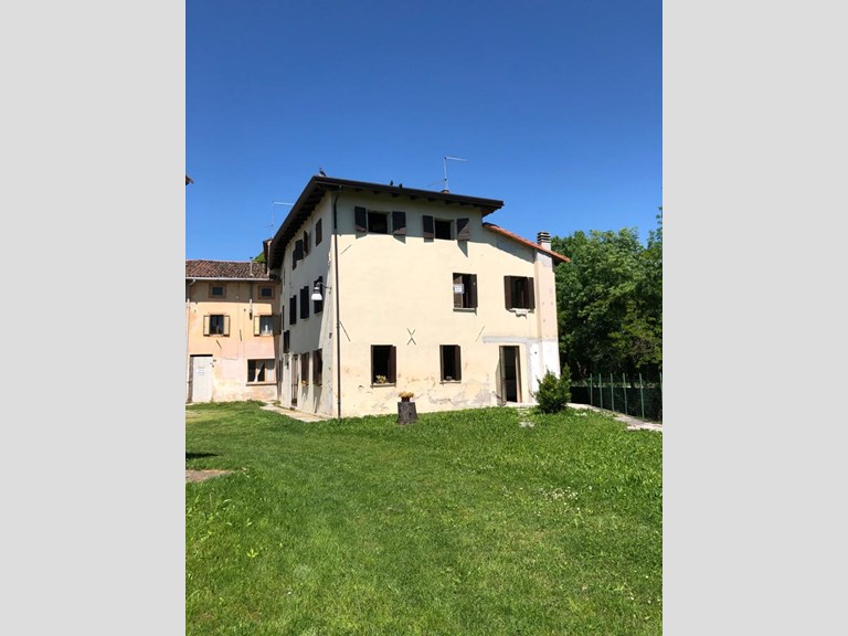 Rustico in Vendita a Sesto al Reghena, zona Stalis di Bagnarola, 75'000€, 180 m²