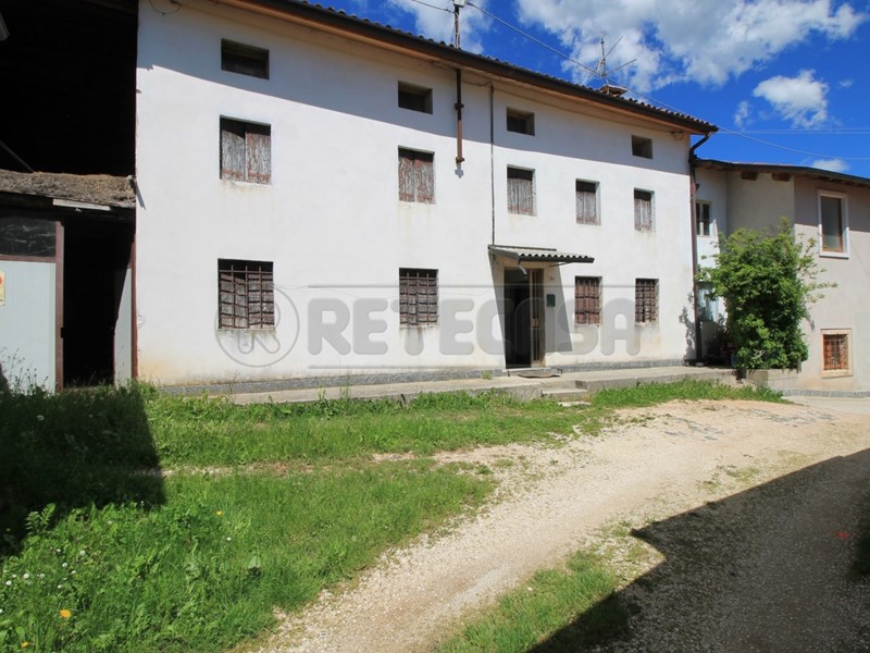 Casa Semi Indipendente in Vendita a Altissimo, 50'000€, 380 m²