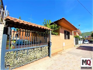 Villa in Vendita a Mondragone, zona VIA ZARA, 160'000€, 150 m²