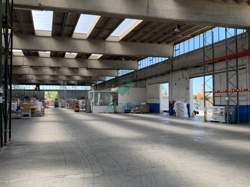 Capannone in Vendita a Modugno, zona Zona Industriale, 5300 m²