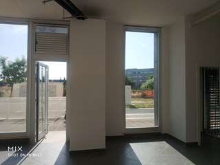 Immobile commerciale in Vendita a Bari, zona Poggiofranco, 185'000€, 81 m²