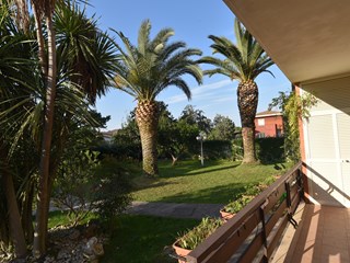 Villa bifamiliare in Vendita a Roma, zona Infernetto, 360'000€, 141 m², arredato