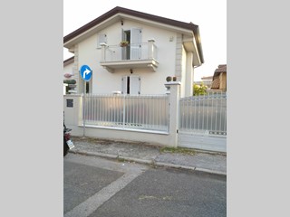 Casa Indipendente in Vendita a Carrara, zona Avenza, 375'000€, 170 m²