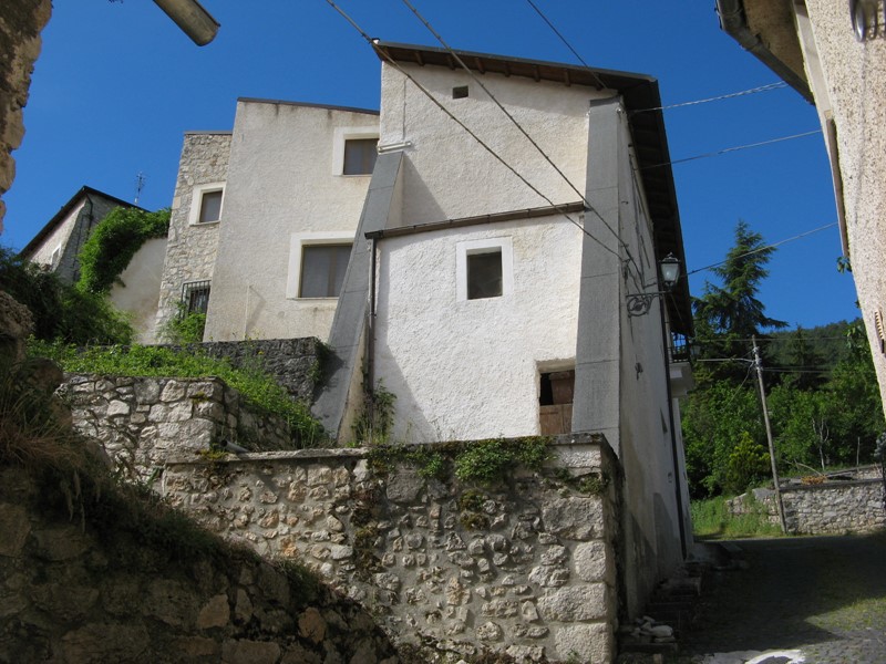 Villa in Vendita a Introdacqua, zona Centro, 130'000€, 223 m²