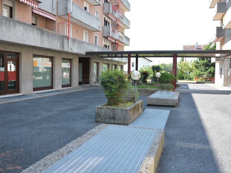 Immobile commerciale in Vendita a Manzano, 98'000€, 118 m², arredato
