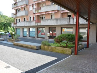 Immobile commerciale in Vendita a Manzano, 98'000€, 118 m², arredato