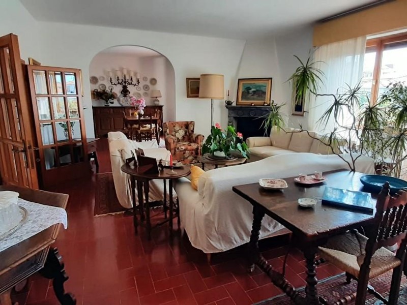 Villa bifamiliare in Vendita a Cecina, 620'000€, 240 m², con Box