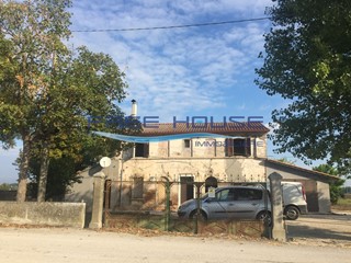 Casa Indipendente in Vendita a Ravenna, zona Casemurate, 180'000€, 400 m²