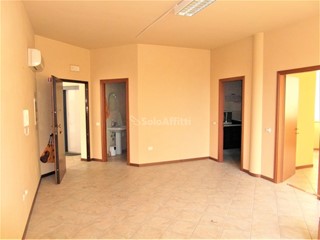 Ufficio in Affitto a San Miniato, zona Ponte a Egola, 500€, 75 m²