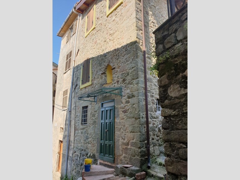 Bilocale in Vendita a Follo, zona Follo Alto, 90'000€, 80 m², arredato