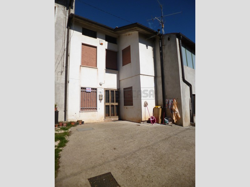 Casa Semi Indipendente in Vendita a Nogarole Vicentino, zona ALVESE, 50'000&euro;, 160 m²