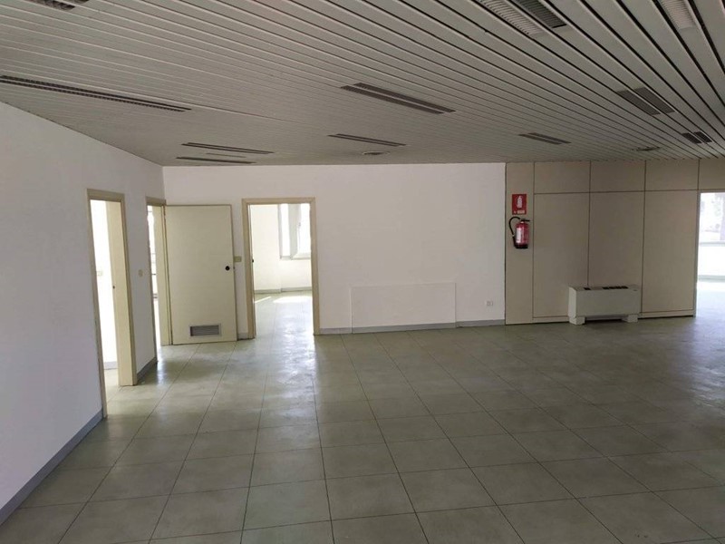 Ufficio in Affitto a San Benedetto del Tronto, zona Ragnola, 1'750€, 280 m²
