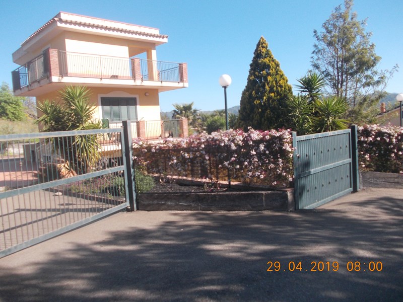 Villa in Vendita a Catania, zona Piedimonte etneo, 175'000&euro;, 130 m²