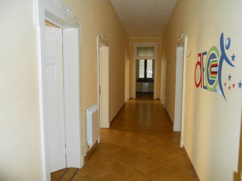 Ufficio in Affitto a Montecatini Terme, 1'500€, 180 m²
