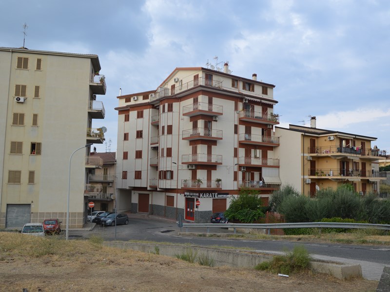 Immobile commerciale in Affitto a Corigliano Rossano, zona Rossano Scalo, 650€, 150 m²