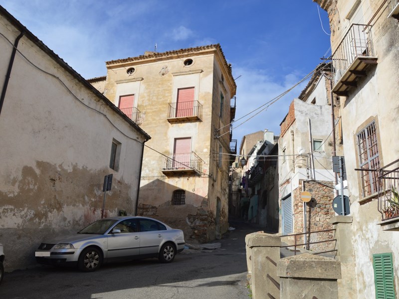 Casa Indipendente in Vendita a Corigliano Rossano, zona Rossano Centro storico, 45'000€, 500 m²