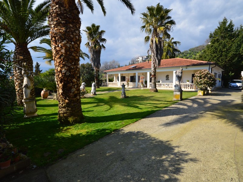 Villa in Vendita a Altomonte, zona Altomonte, 550'000€, 250 m²