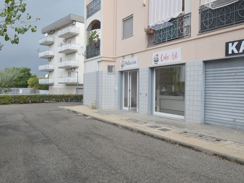Attività commerciale in Vendita a Corigliano Rossano, zona Rossano Scalo, 119'000€, 120 m²