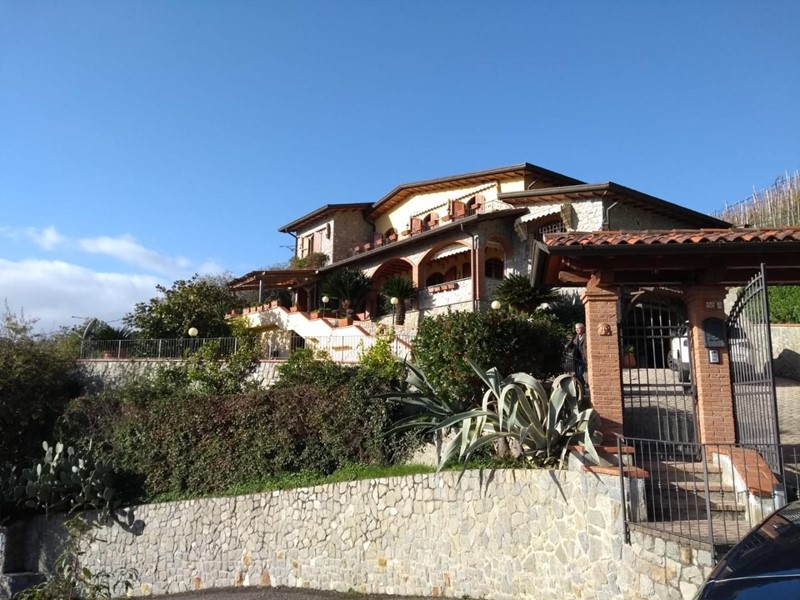 Villa in Vendita a Massa, zona Romagnano, 900'000€, 334 m², arredato, con Box
