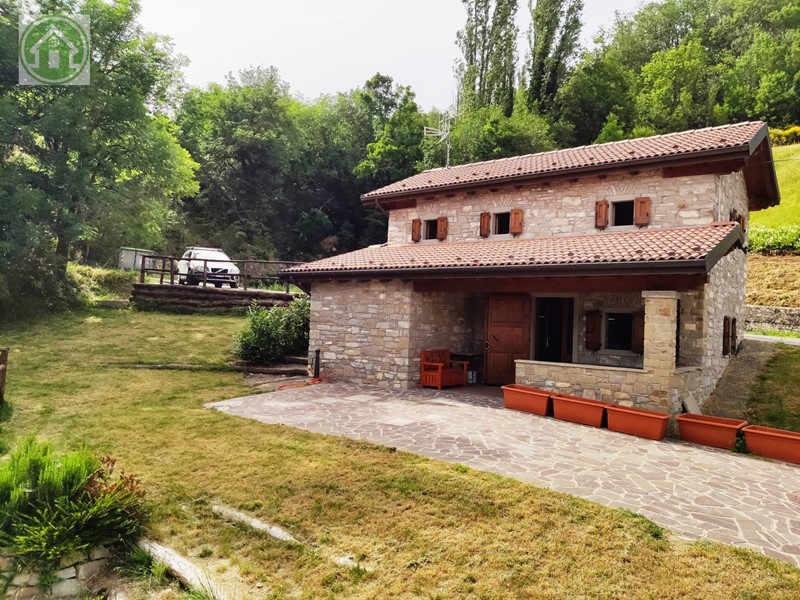 Casa Indipendente in Vendita a Fanano, zona Trentino, 240'000€, 142 m², arredato