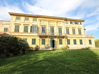 Villa in Vendita a Capannori, zona Est, 1'450'000€, 1700 m², con Box