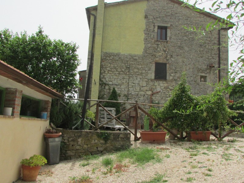 Casale in Vendita a Todi, 158'000€, 200 m²