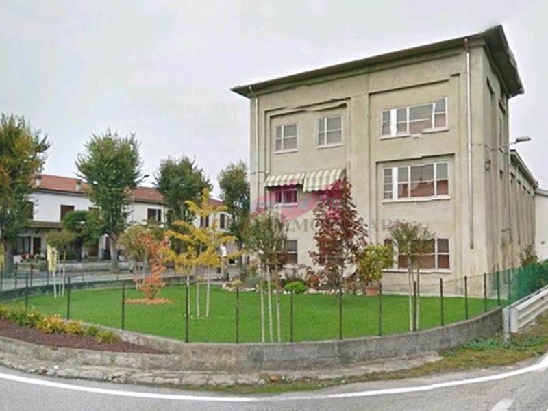 Casa Semi Indipendente in Vendita a Borgo Mantovano, zona Revere, 95'000€, 310 m²