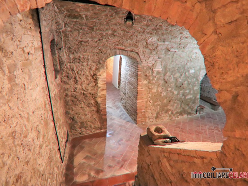 Negozio in Vendita a Colle di Val D'Elsa, 70'000&euro;, 130 m²