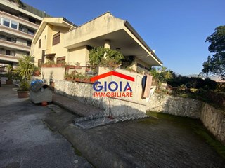Villa in Vendita a Caserta, 720'000€, 420 m²