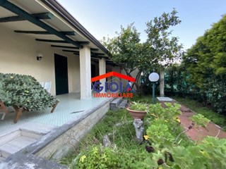 Villa in Vendita a Mondragone, 195'000€, 180 m²