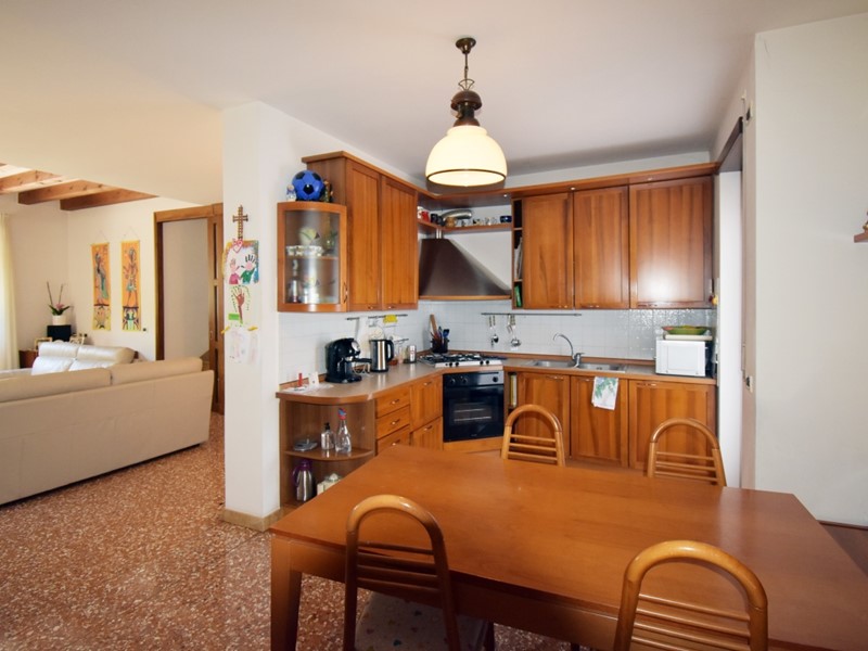 Casa Indipendente in Vendita a Chiampo, 450'000€, 360 m², arredato, con Box