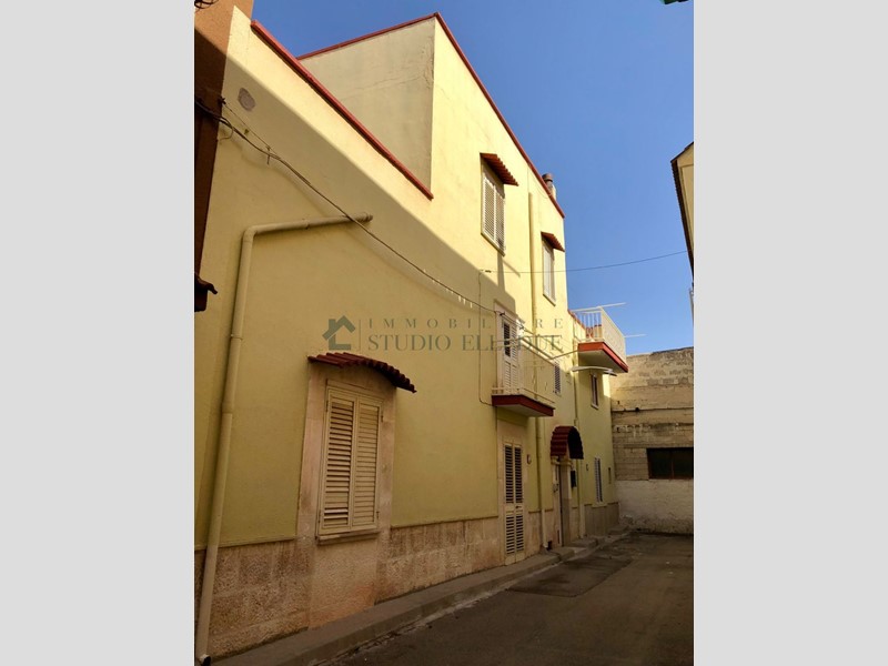 Casa Indipendente in Vendita a Sannicandro di Bari, 128'000€, 295 m², con Box