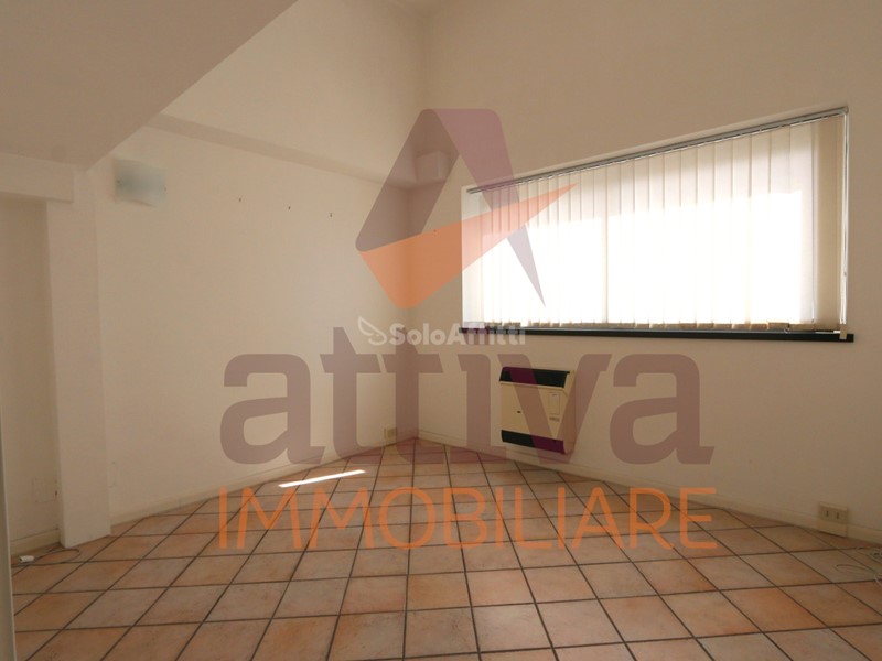 Ufficio in Affitto a Castelfidardo, 450€, 60 m²