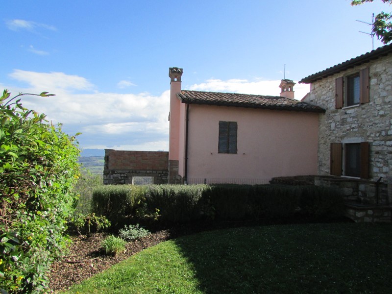Casale in Vendita a Todi, 129'000€, 360 m², con Box