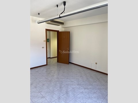 Ufficio in Affitto a Modena, zona Viali, 550€, 90 m², con Box