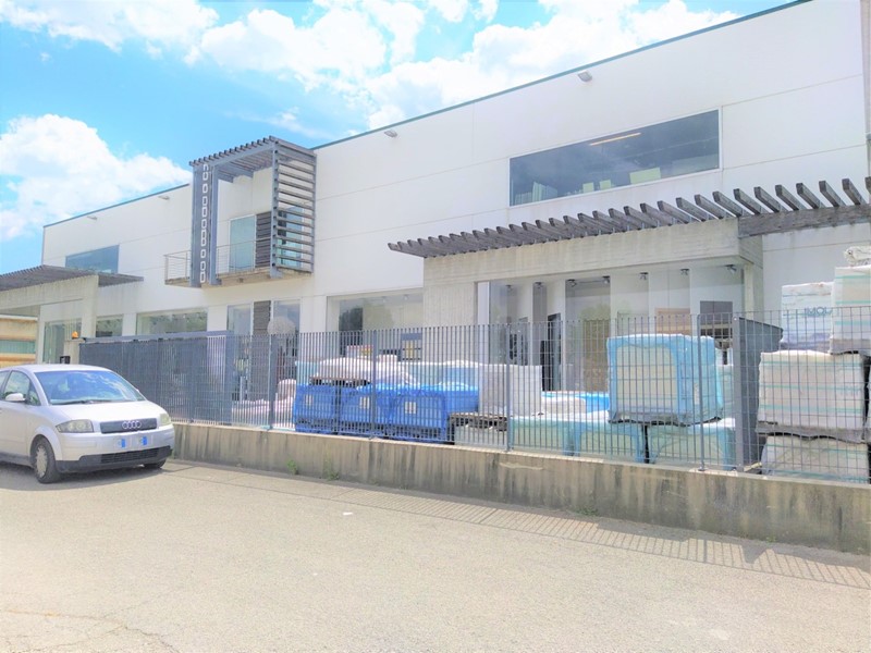 Capannone in Vendita a Spinetoli, zona Pagliare Del Tronto, 1200 m²