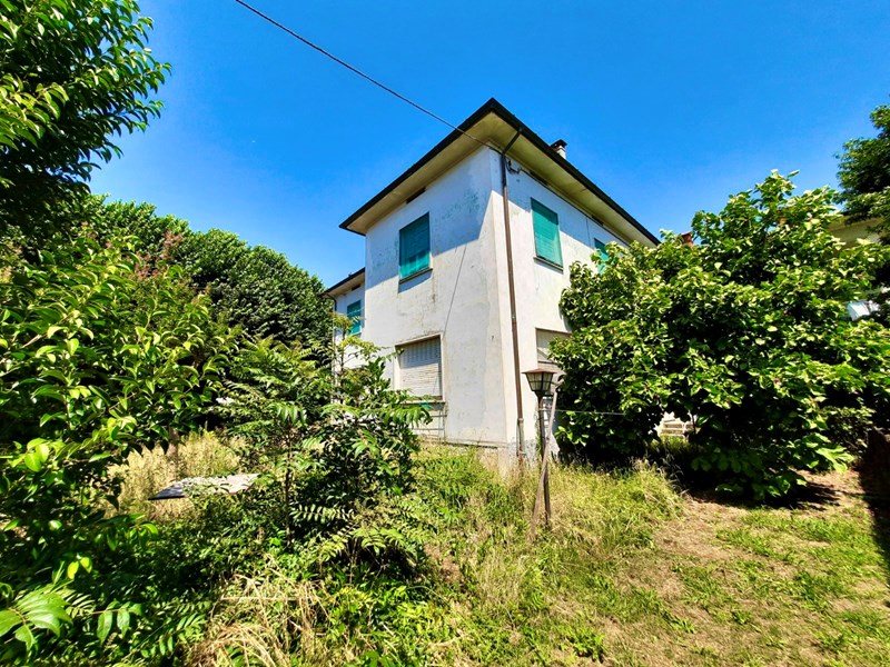 Casa Indipendente in Vendita a Capannori, zona Marlia, 250'000€, 260 m²