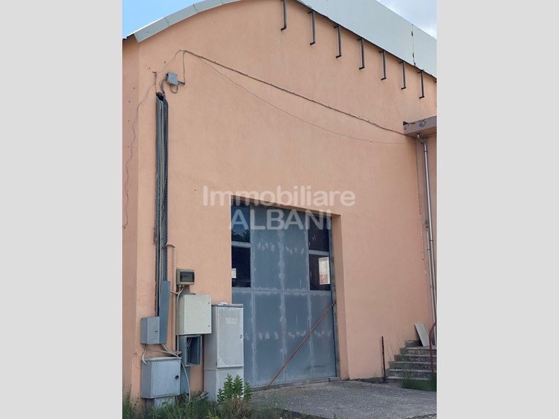 Capannone in Affitto a Arcola, zona Zona industriale, 3'900&euro;, 700 m²