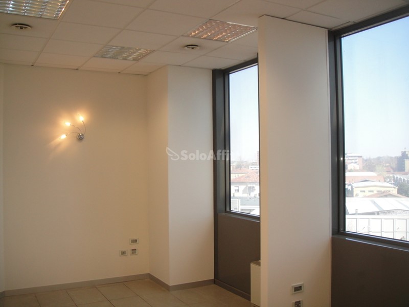 Ufficio in Affitto a Modena, 600€, 25 m²