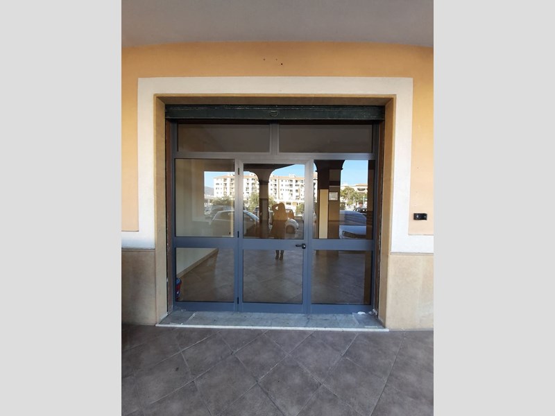 Immobile commerciale in Affitto a Bagheria, zona CARAVELLA, 1'000€, 130 m²